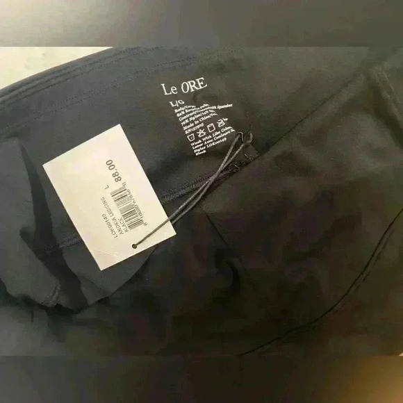 NWT Le Ore Andria Legging in Black - mesh bottom back - Picture 3 of 3